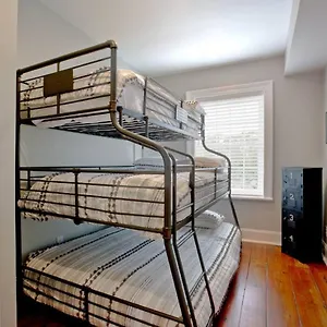Newly Renovated 4 Bed 3 Bath And 2 Parking Spots Savannah